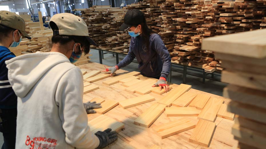 Jeunes ouvriers au Vietnam - © Adobe Stock