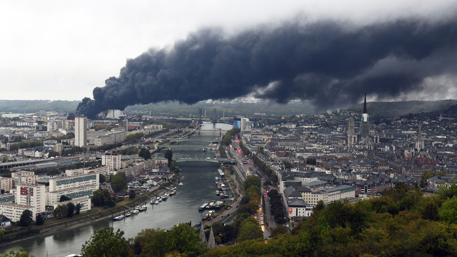 L'incendie de l'usine Lubrizol, le 26 septembre 2019, à Rouen - © Adobe Stock