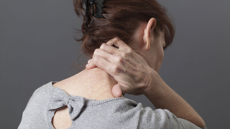 La névralgie cervico-brachiale est l'une des pathologies à l'origine de l'inaptitude chez les femmes © AdobeStock