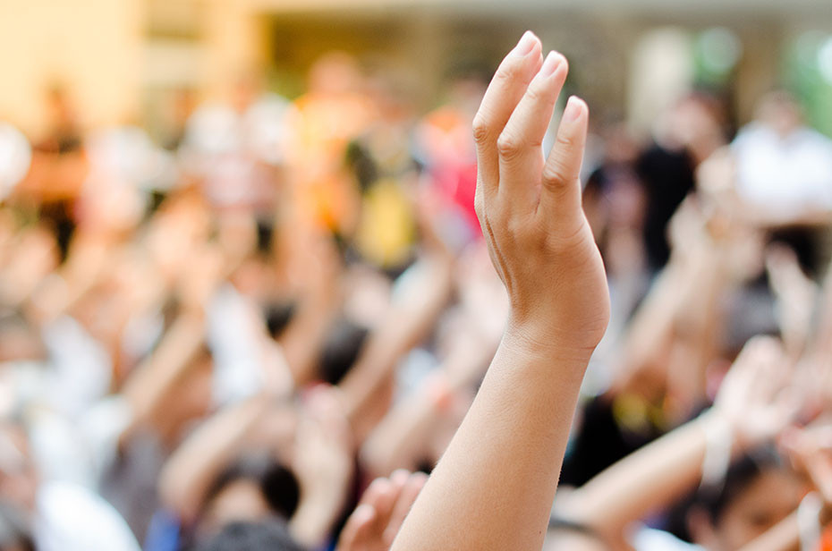 Des salariés levant la main. © Adobe Stock